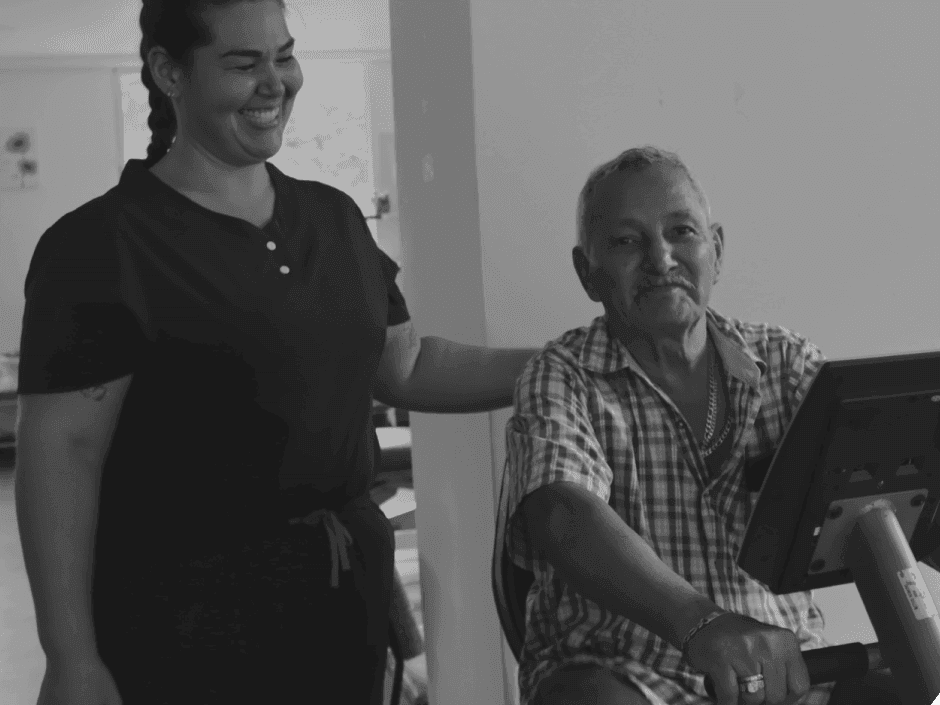 Persona cuidadora acompañando a un adulto mayor